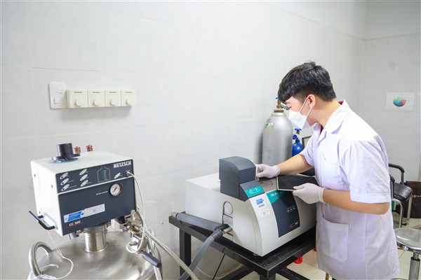 Differential Scanning Calorimeter (DSC) 204 F1 – An instrument used to determine thermal properties of materials such as melting point, crystallization, and phase transitions, supporting research in materials science, food technology, and biology.