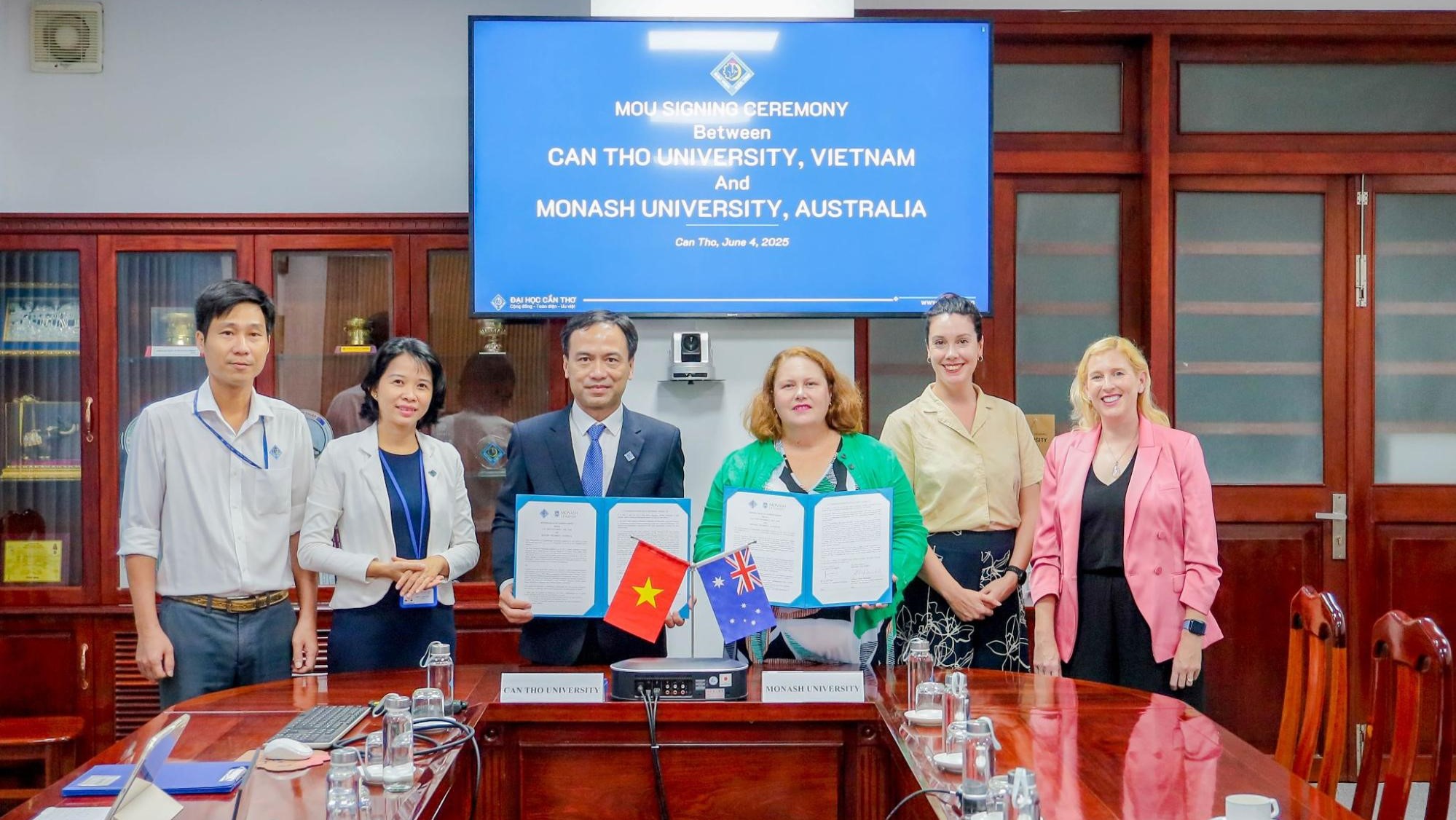 Trường Đại học Cần Thơ ký kết biên bản ghi…