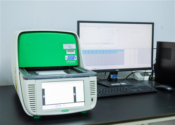Hệ thống Real-Time PCR CFX Opus DxTM – Thiết bị định lượng và phân tích biểu hiện gen theo thời gian thực, phục vụ nghiên cứu sinh học phân tử và chẩn đoán sinh học hiện đại.