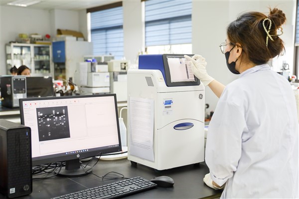 Sinh viên thực hành với hệ thống điện di 2 chiều ImageQuant LAS 500 – Thiết bị phân tích protein và DNA thông qua kỹ thuật điện di, hỗ trợ nghiên cứu về sinh học phân tử và proteomics.