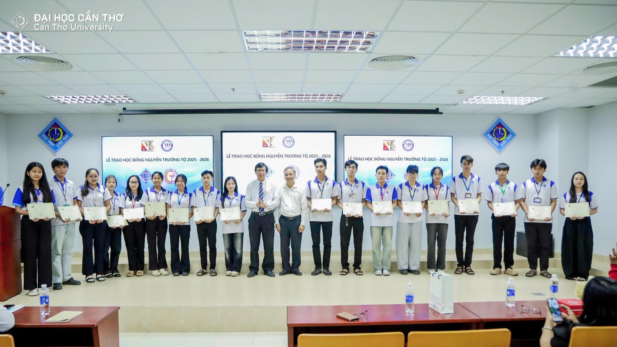 Đại học Cần Thơ phối hợp trao 134 suất học…