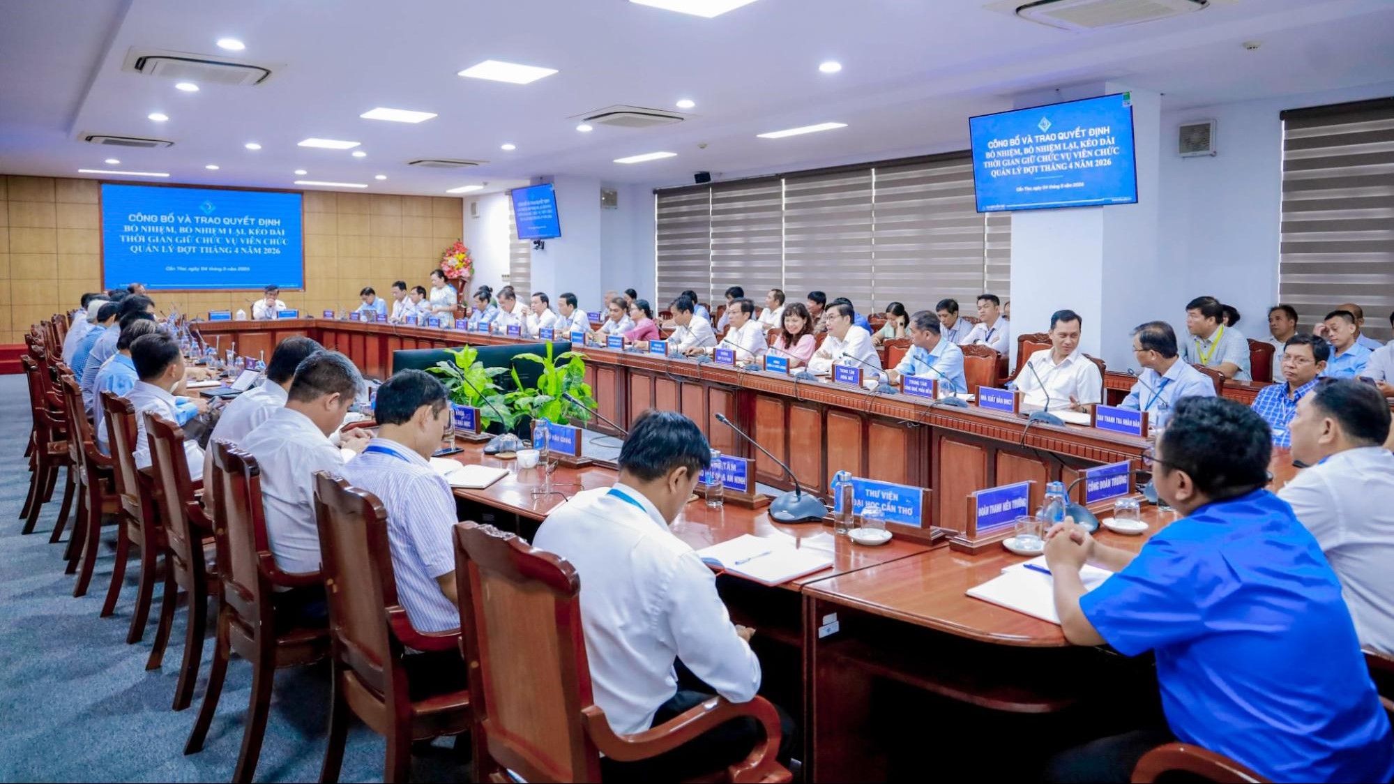 Đại học Cần Thơ công bố và trao quyết định…