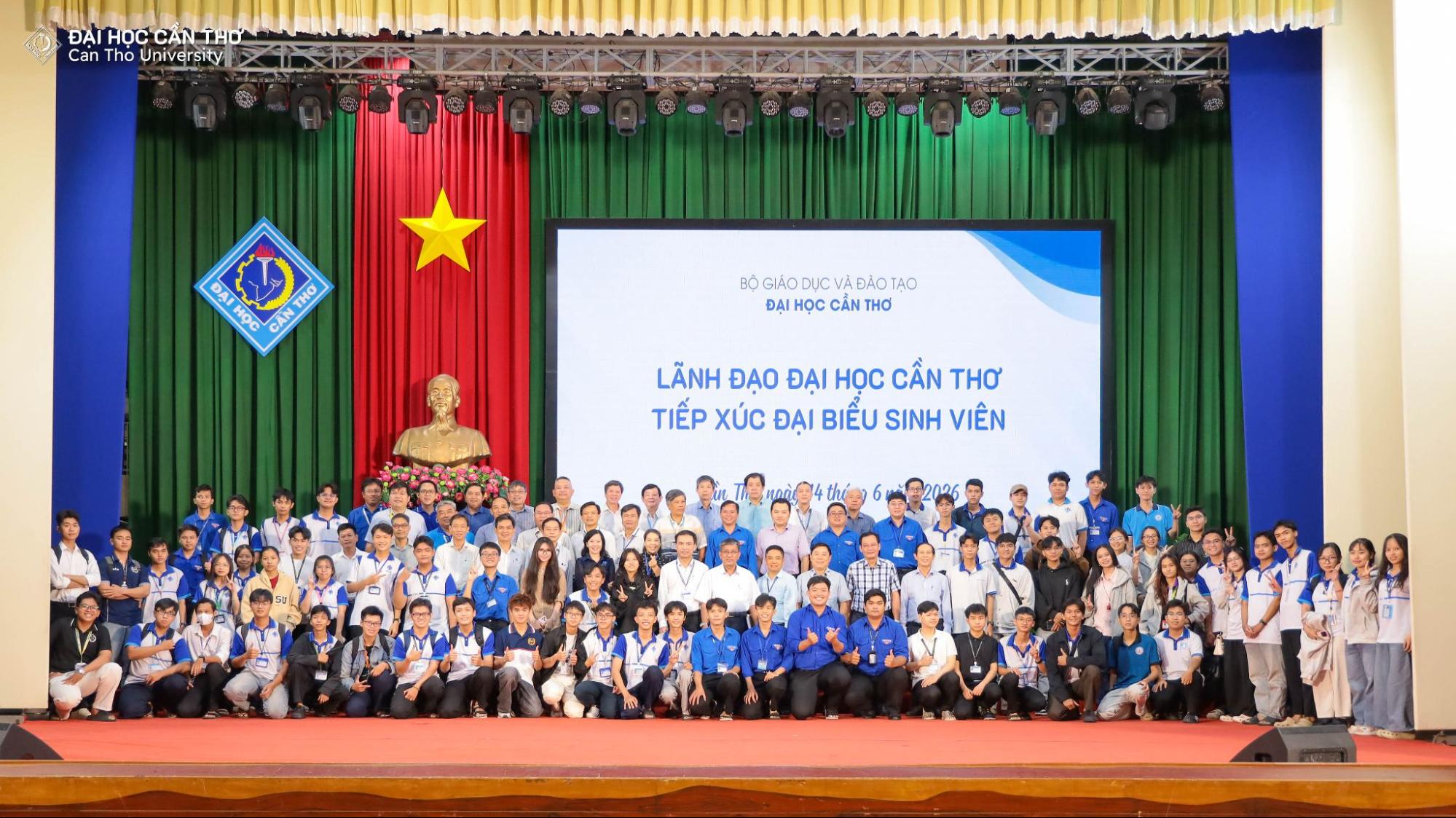 Lãnh đạo Đại học Cần Thơ đối thoại, lắng nghe…