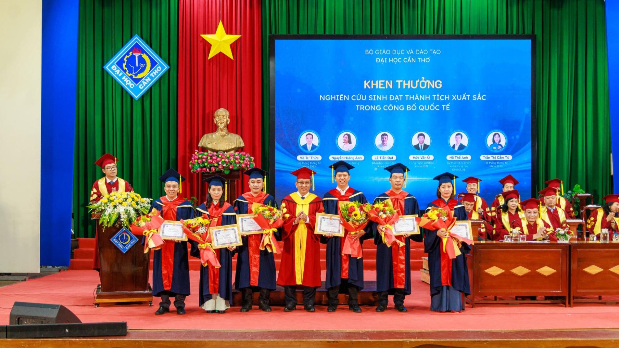 Đại học Cần Thơ tổ chức Lễ trao bằng tốt…