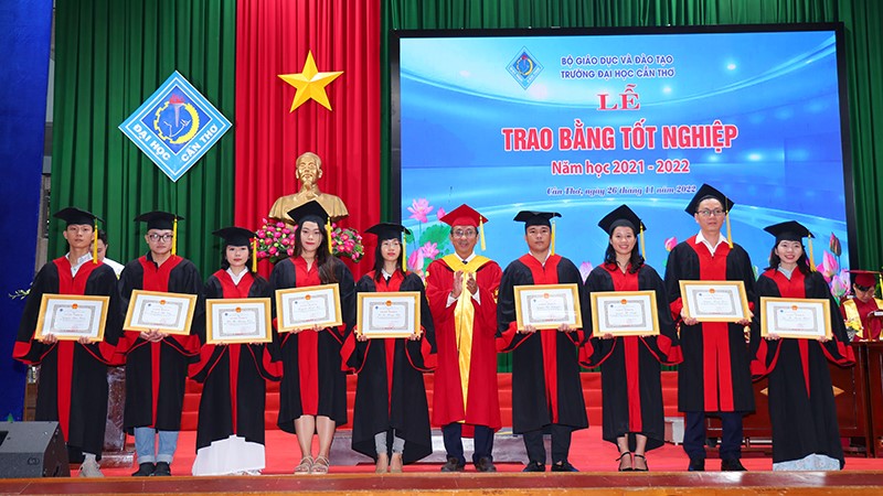 Lễ trao bằng tốt nghiệp hệ Vừa làm vừa học…