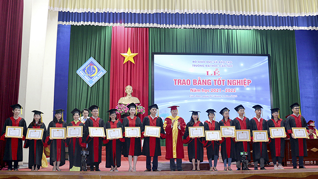Lễ Trao bằng tốt nghiệp hệ Vừa làm vừa học…