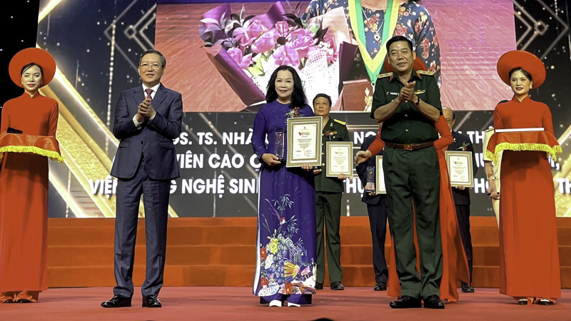 Nhà giáo ưu tú, GS.TS. Nguyễn Minh Thủy được vinh…