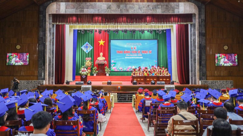 Lễ trao bằng tốt nghiệp Tiến sĩ và Thạc sĩ…
